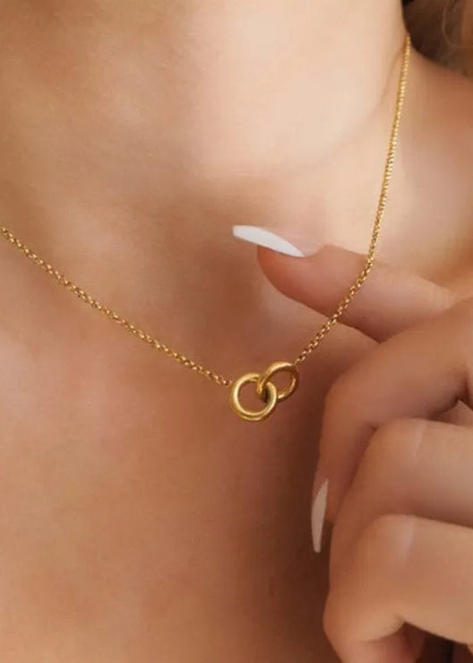 Julia Capri Classic Interlocking Circles Pendant